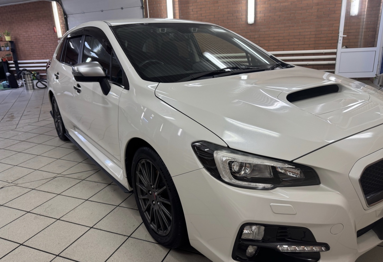 Белый автомобиль после детейлинг-мойки в студии Zona Detailing